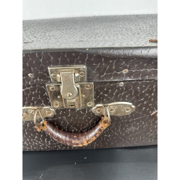 Antique Belber Luggage Trunk – 1920s-30s Wardrobe Trunk with Original Hardware - Picture 4 of 13